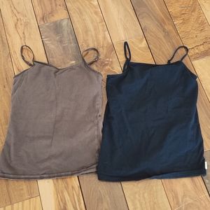 Brown and black tank tops. Size 12 and 16, but they both fit the same. 10$ for 2